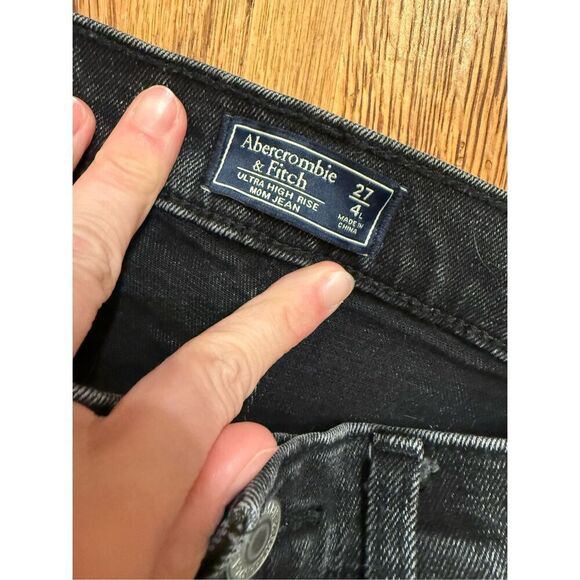 Abercrombie & Fitch Gray Distressed Ultra High-Rise Long Mom Jeans Size 27/4 - Picture 4 of 5